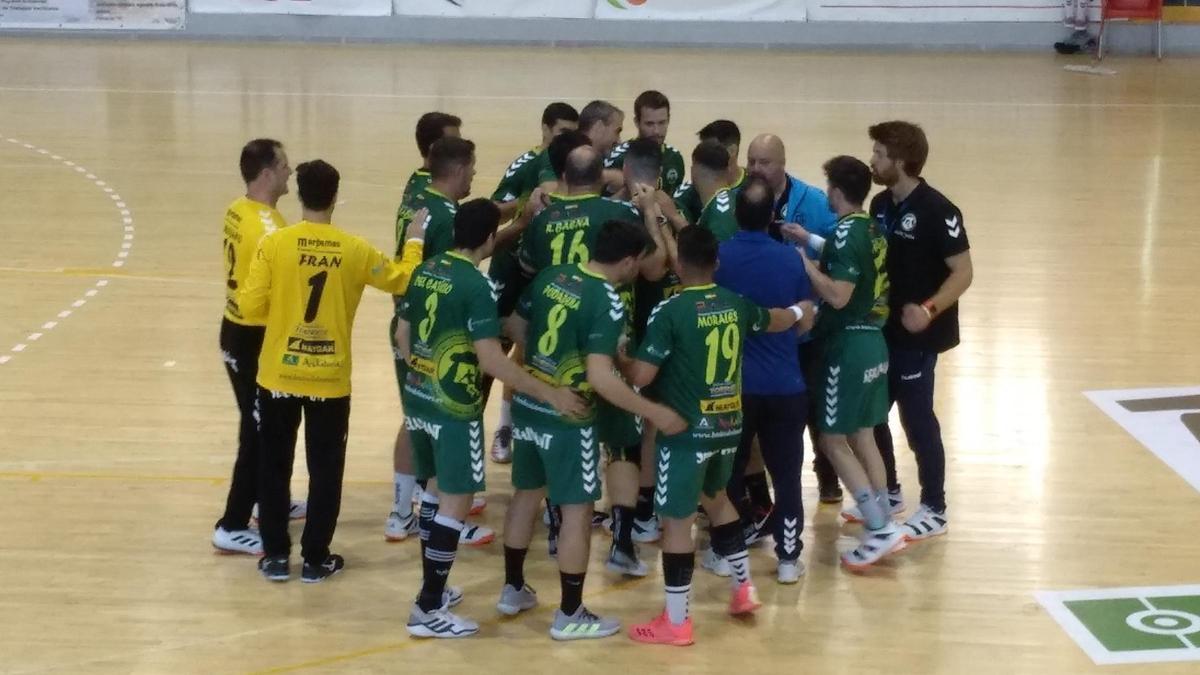 Jugadores del BM Iberoquinoa Antequera en su encuentro ante el Barça B.