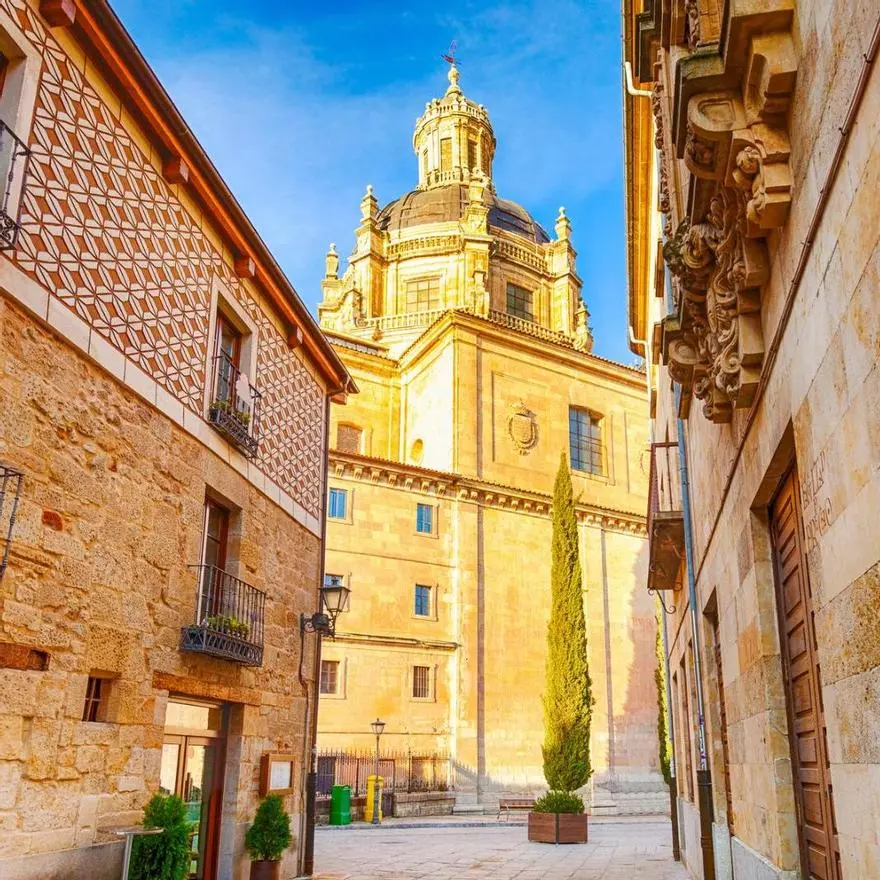 La llaman ”la ciudad de la piedra dorada” y está situada a un paso de Madrid : la universidad más antigua de España fundada en el siglo XIII