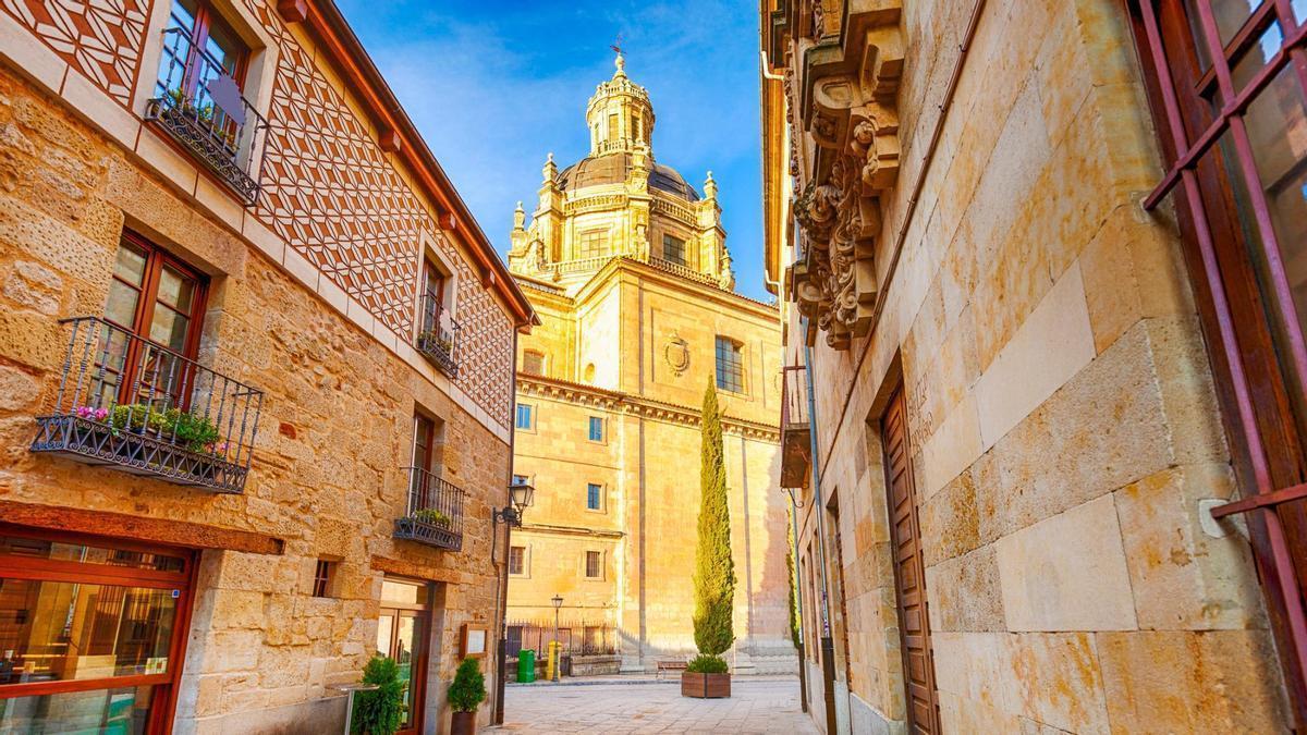 Una ciudad de piedra dorada con una de las universidades más importantes de España.