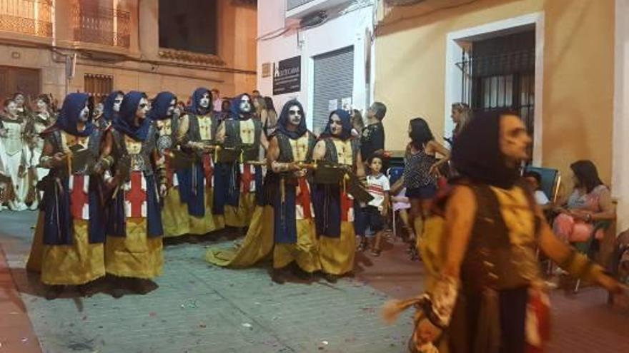 Dos momentos de la Entrada de Moros y Cristianos de Aigües, los Almogávares, que cumplen este año 20 años, y las Beduinas durante el desfile.