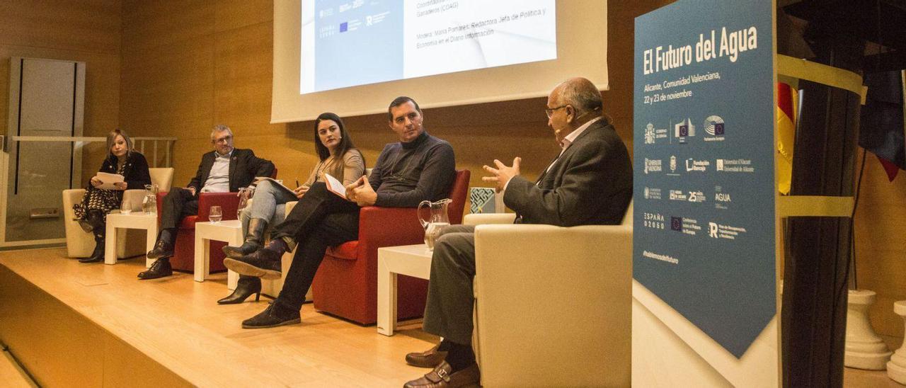 De izquierda a derecha, María Pomares, Hugo Morán, Mireia Mollá y Jorge Olcina escuchan la intervención de Miguel Padilla. | PILAR CORTÉS