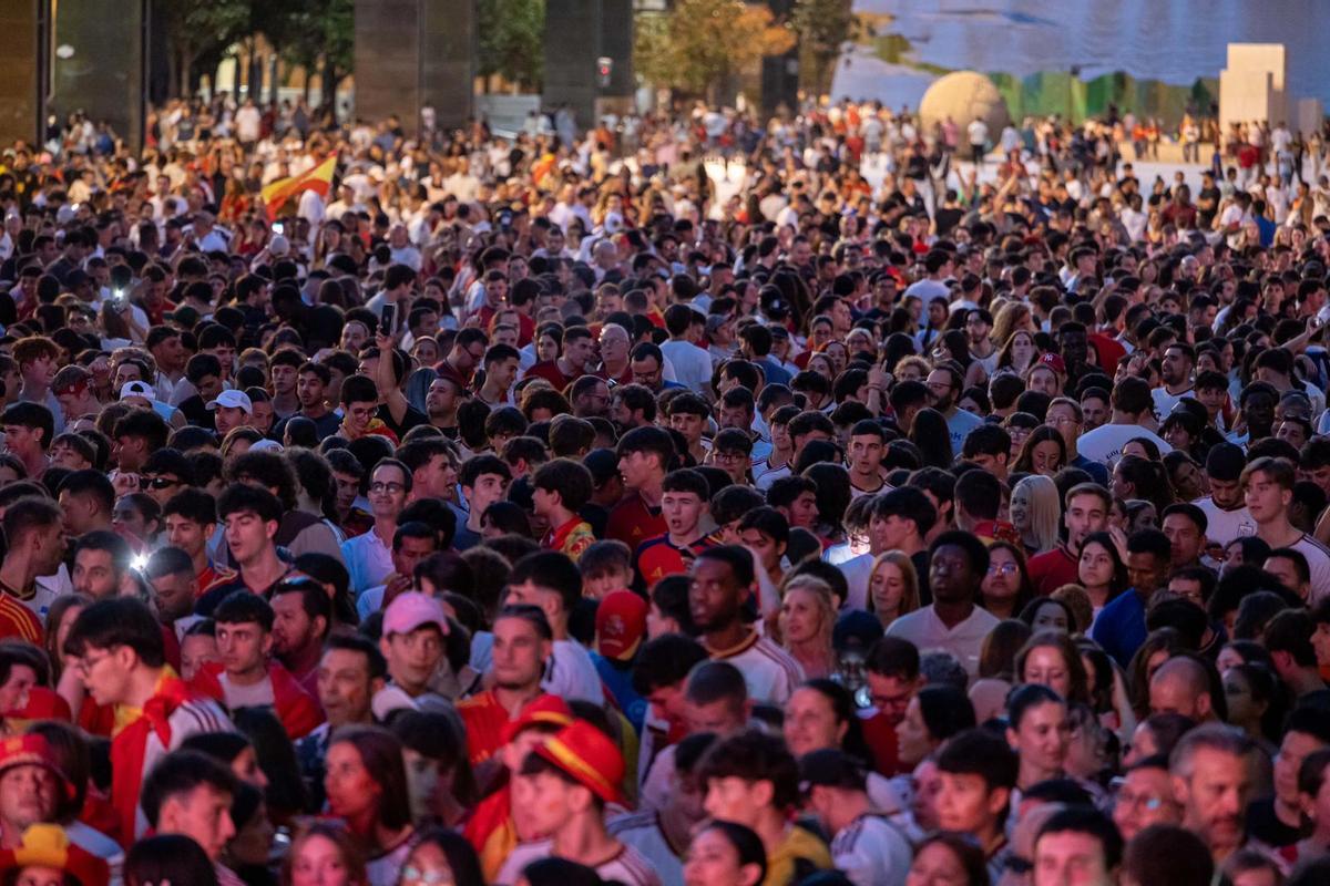 En imágenes | La plaza del Pilar de Zaragoza ya vibra con el España-Bélgica En imágenes | La plaza del Pilar de Zaragoza ya vibra con el España-Bélgica