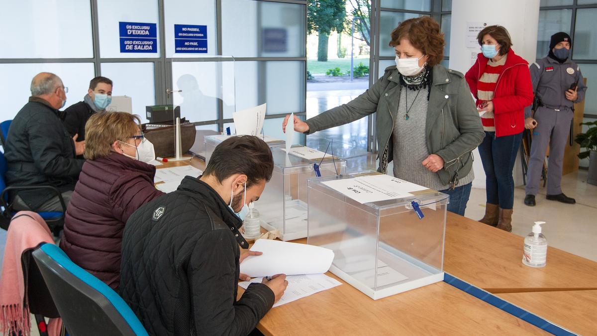 Los catedráticos Amparo Navarro y José Vicente Cabezuelo se disputan este jueves el Rectorado de la UA