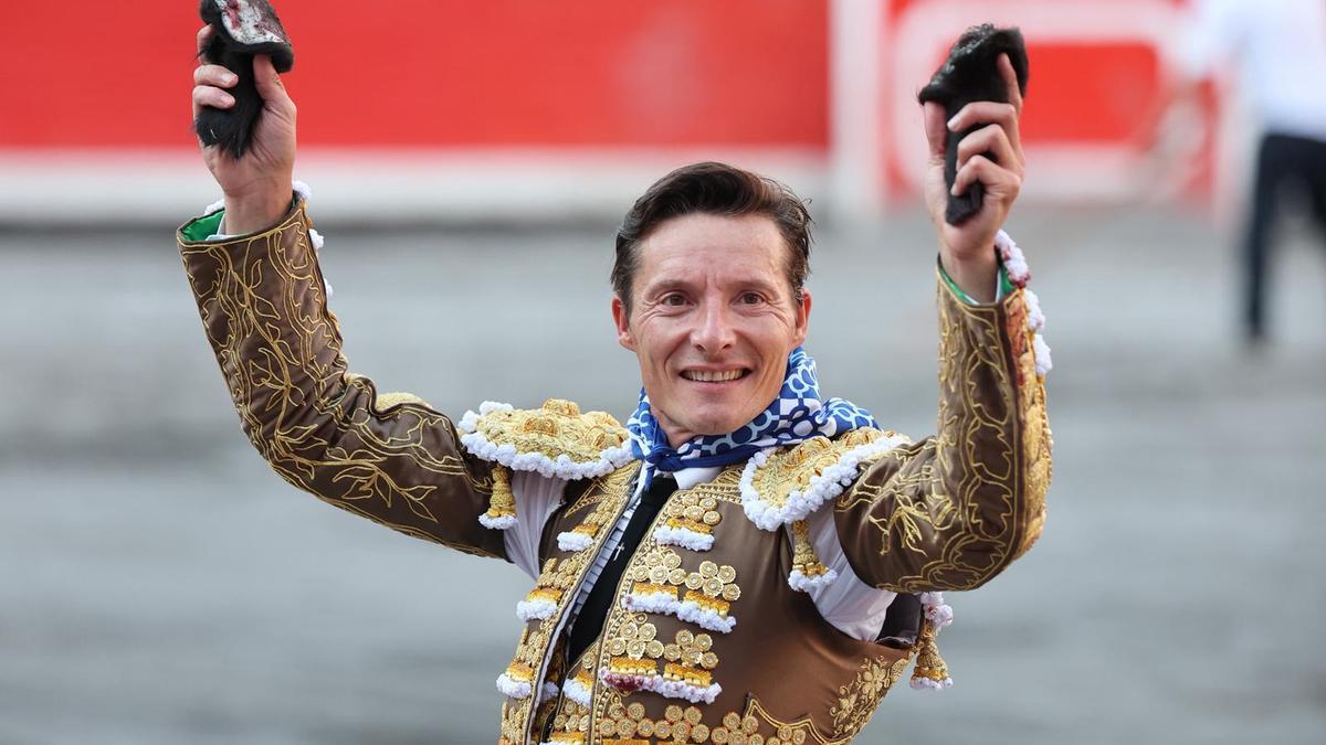 El maestro Diego Urdiales pasea las dos orejas tras su gran faena en Bilbao este 2025.