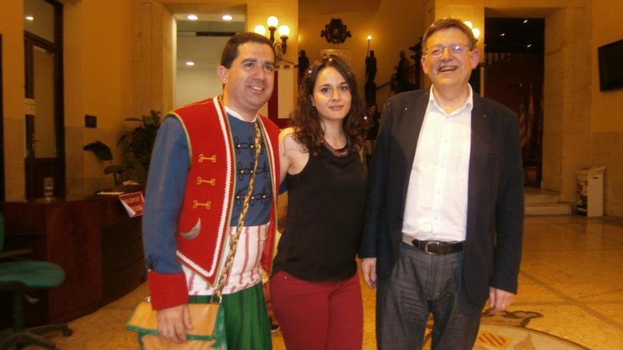 Zulima Pérez con Ximo Puig y Antonio Francés en el Ayuntamiento de Alcoy el día de las Entradas de Moros y Cristianos