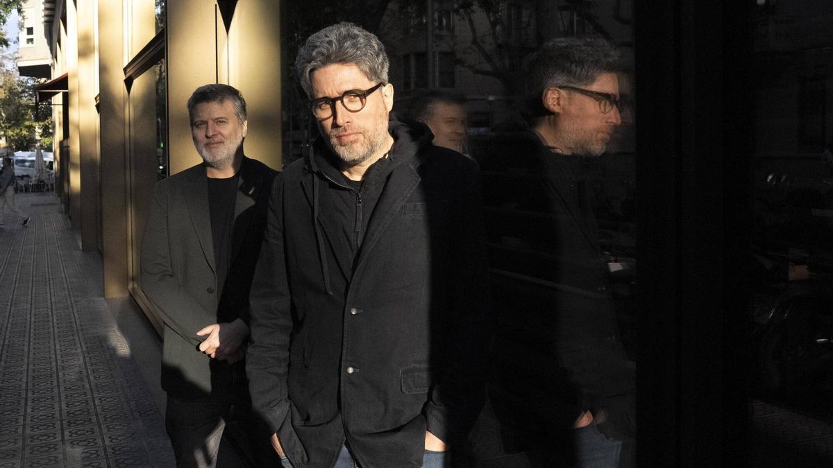 Gastón Duprat (izquierda) y Mariano Cohn y el reflejo distorsionado.