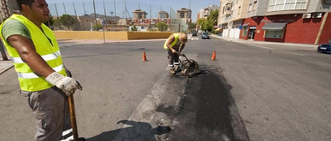 Trabajadores arreglando baches en las carreteras