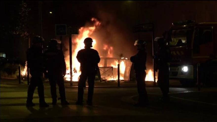 Continúan los disturbios en Nantes en protesta por la muerte de un joven tras un disparo de un policía
