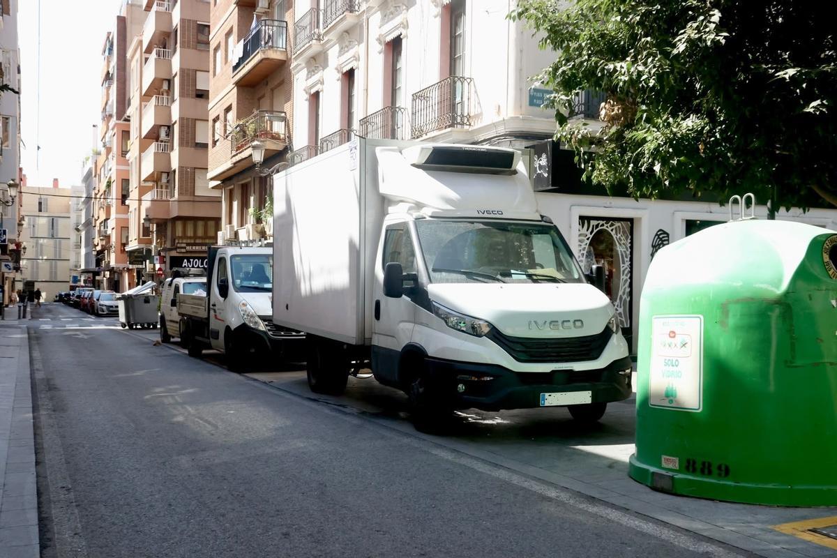 Camiones aparcados en la acera entre la calle Susana Llaneras y la plaza Nueva.