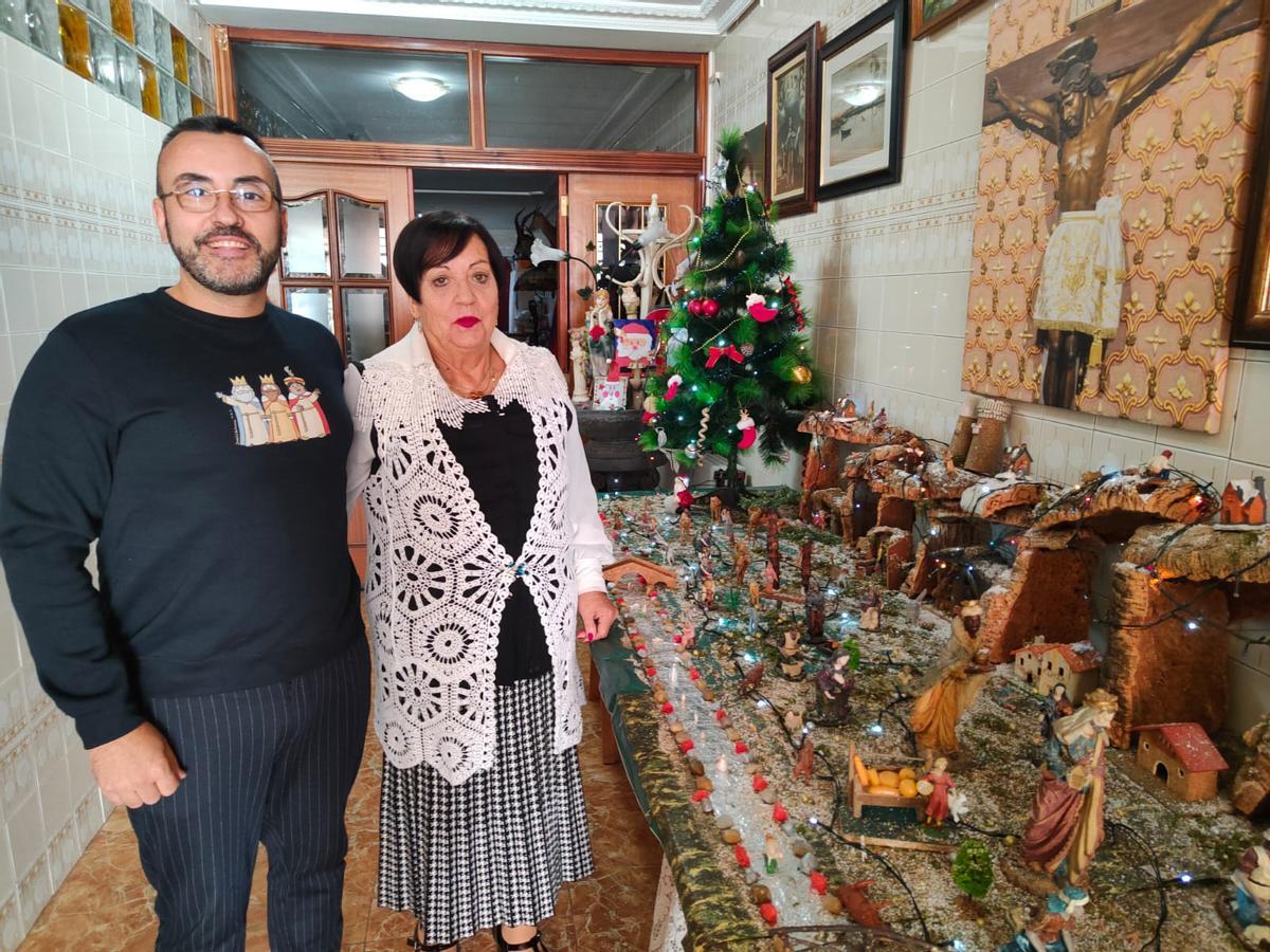 José Belloch, junto a su madre, en una imagen navideña junto a su belén.