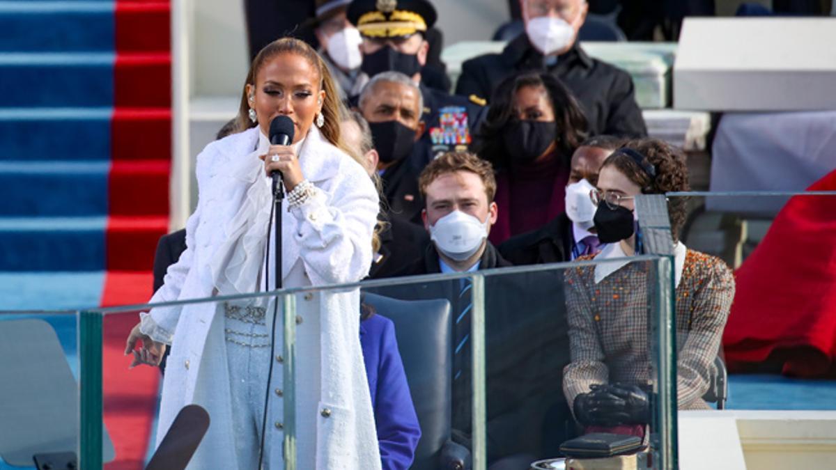 Jennifer Lopez con un look todo en blanco cantando en la toma de posesión de Joe Biden como presidente de Estados Unidos