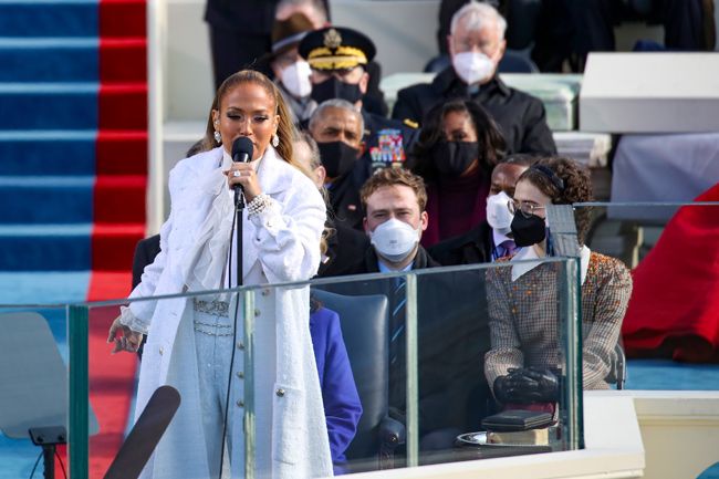 Jennifer Lopez con un look todo en blanco cantando en la toma de posesión de Joe Biden como presidente de Estados Unidos