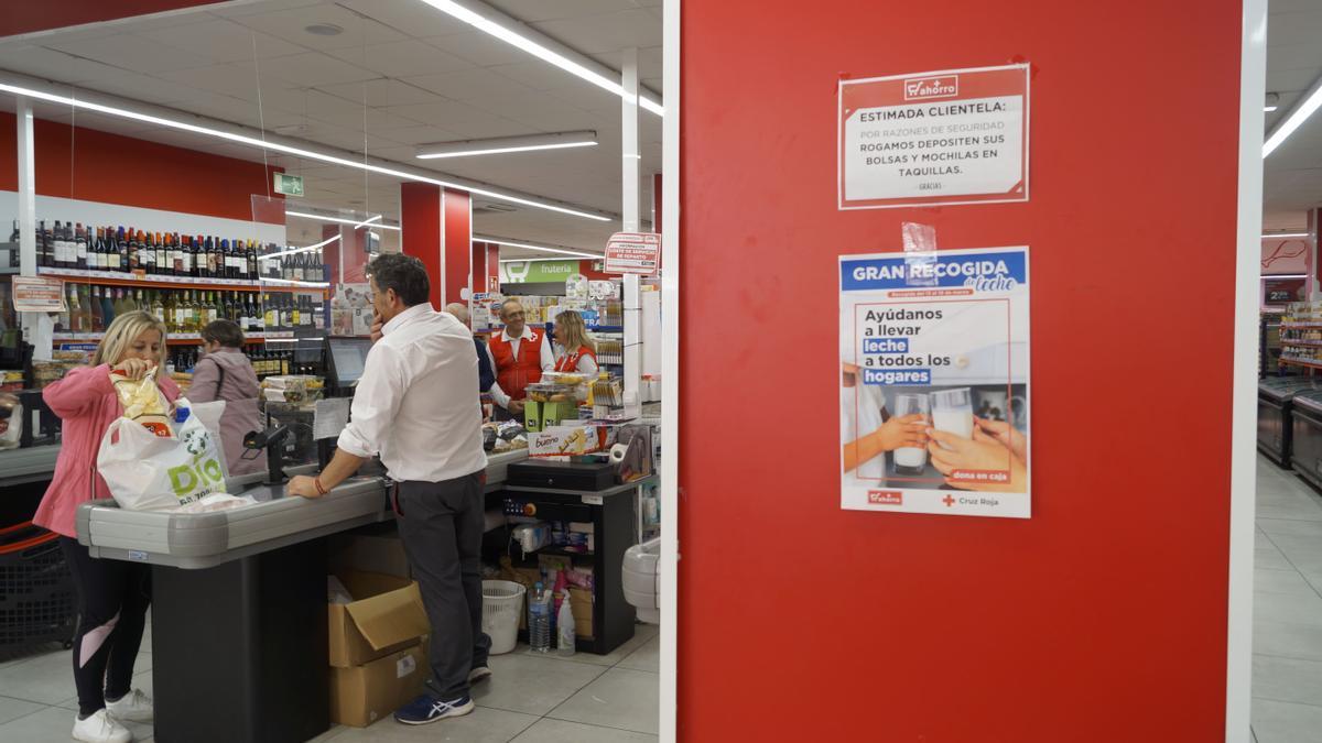 Cartel de la recogida de leche de Cruz Roja en un supermercado del Grupo Piedra.