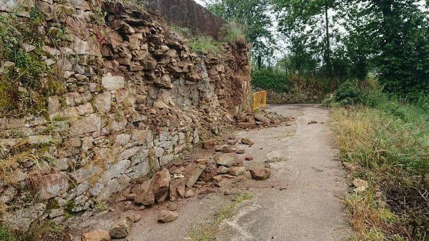 Las lluvias de las últimas semanas empeoraron el estado del muro de la iglesia.