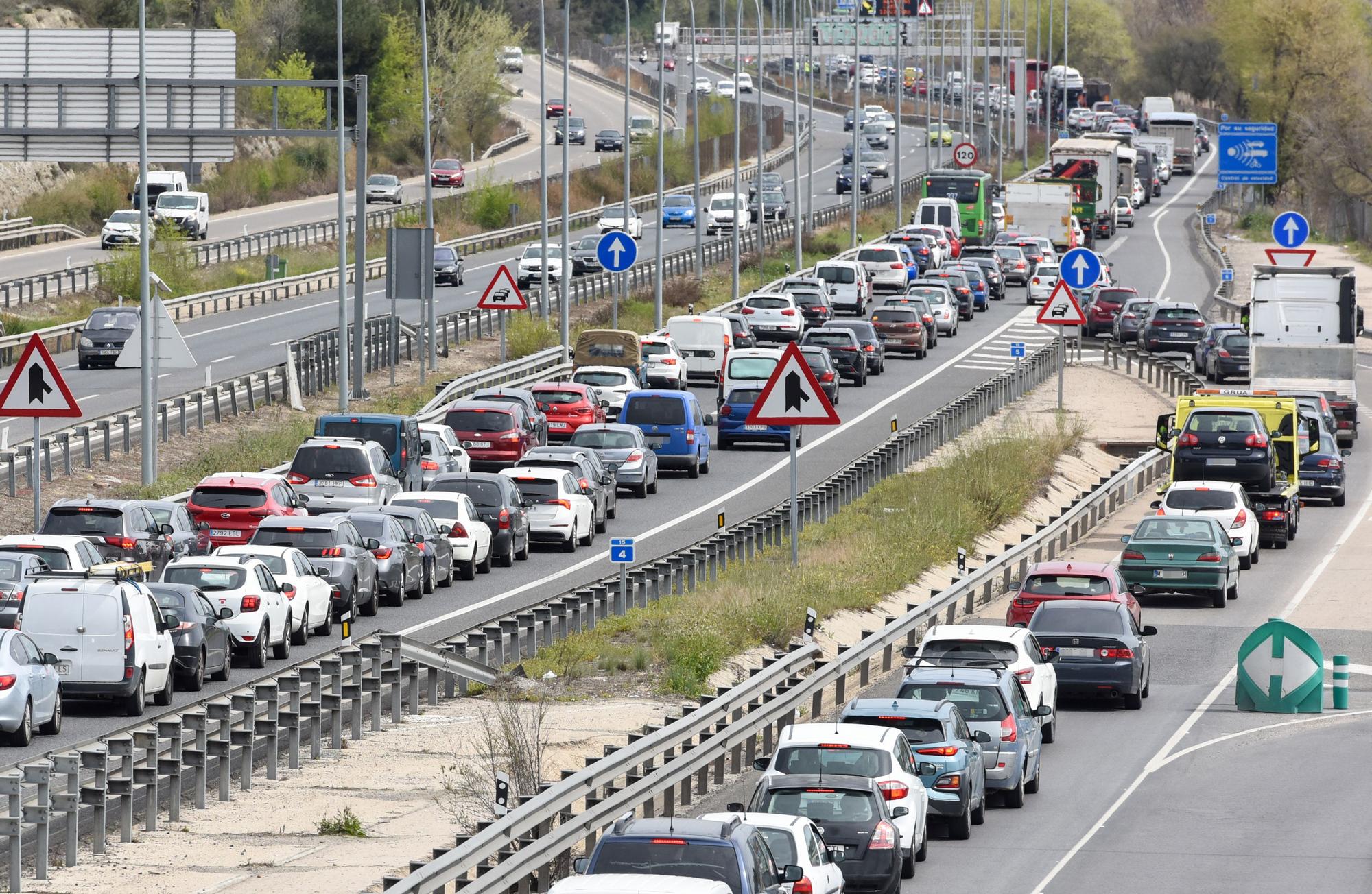 Vacaciones: decenas de coches atascados camino de las playas de Levante