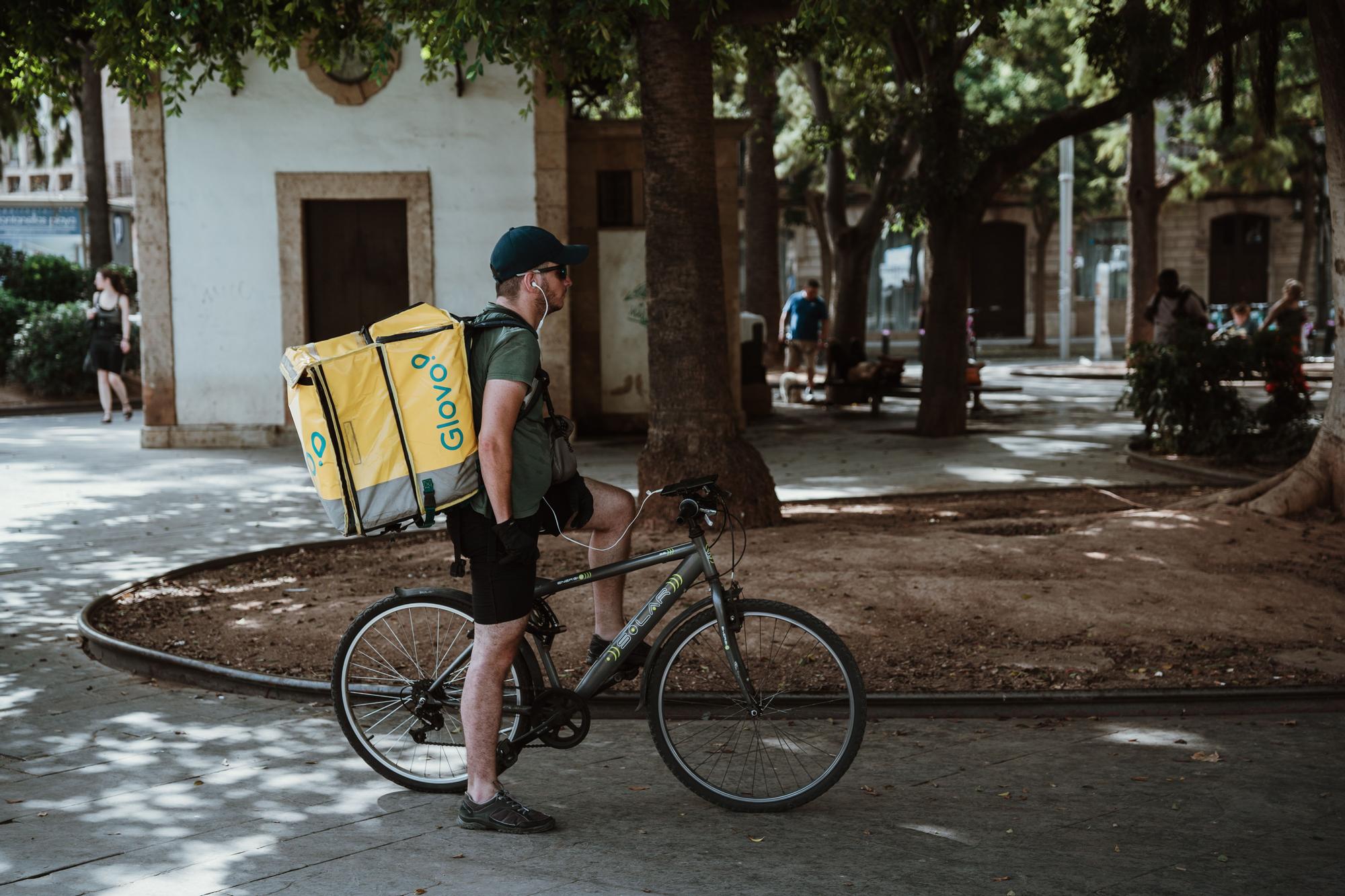 Trabajadores a pie de calle en Mallorca: "No pasar calor es imposible, solo queda combatirlo con mucha agua y esperar a que pase el día"