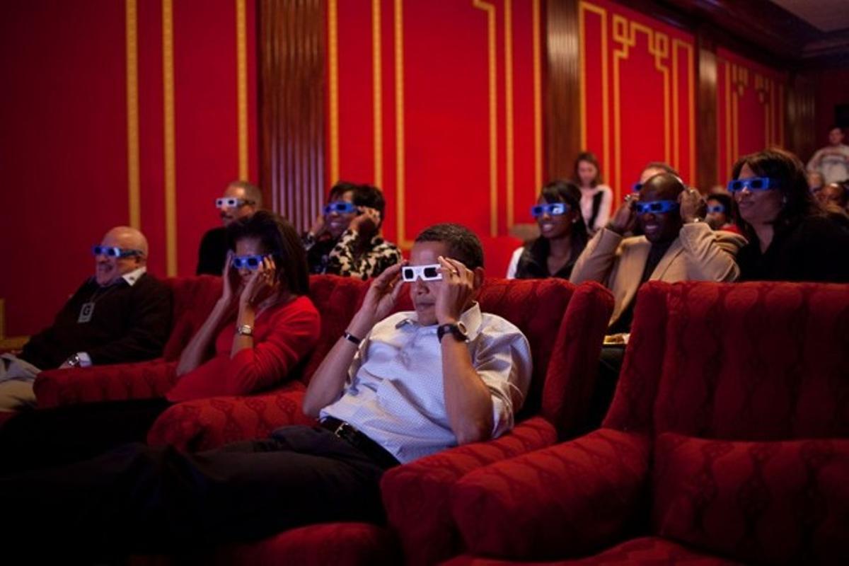 Michelle i Barack Obama miren un 3-D publicitari durant la ’Super Bowl’ amb familiars i amics, l’1 de febrer del 2009.