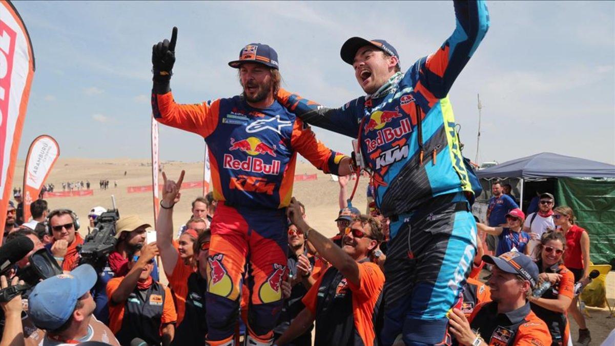 Price y Walkner , de KTM, celebran su éxito en el Dakar