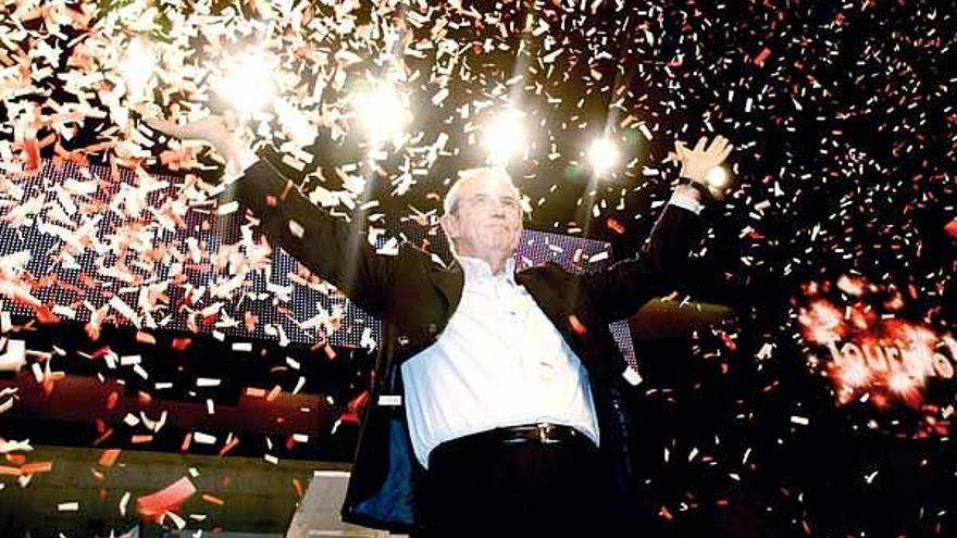 Touriño es ovacionado ayer en Santiago, tras finalizar su discurso como candidato a presidente de la Xunta para 2009.