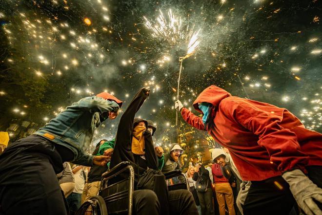 "Es espectacular": el correfoc’ estrena su nueva Porta de l’Infern entre fuego y pólvora