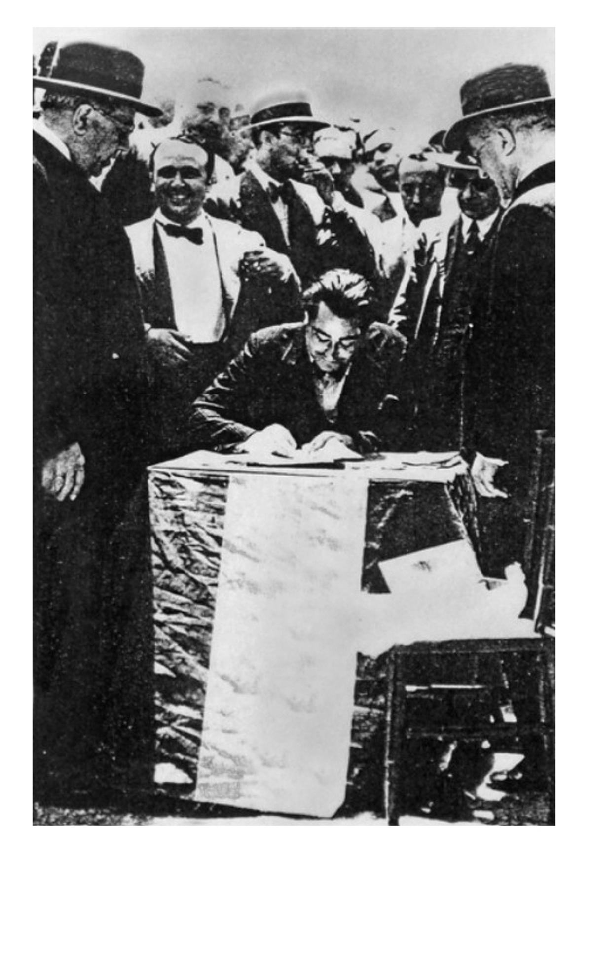 Manuel Azaña, jefe del Gobierno en 1932, durante la inauguración del colegio.