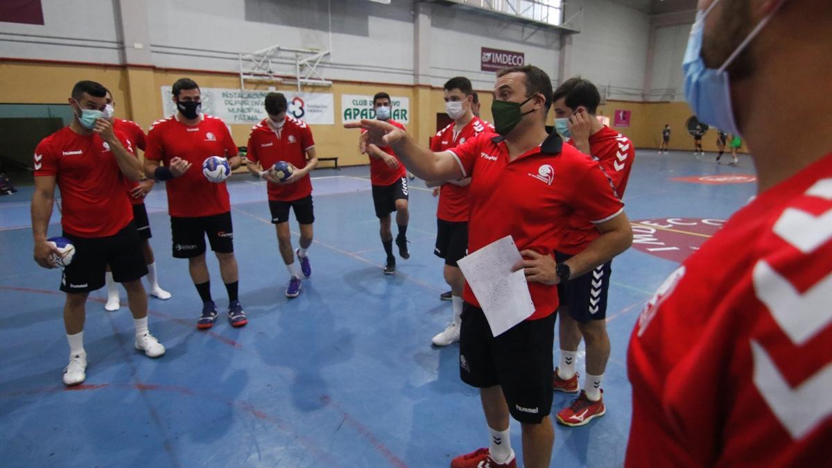 Jesús Escribano da instrucciones en un entrenamiento.