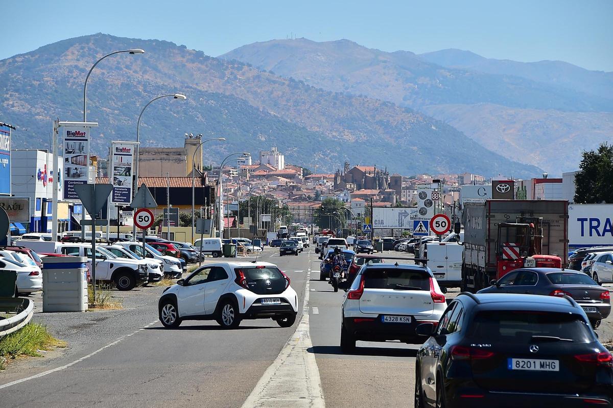 Tráfico en la avenida Martín Palomino de Plasencia.