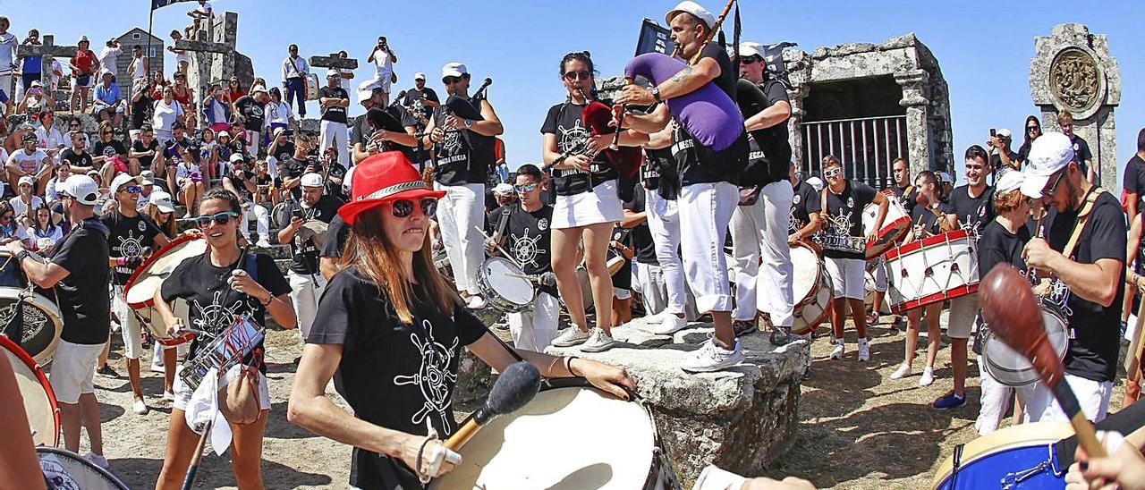 Una Banda Marinera tocando en lo alto del Trega el domingo de romería en la subida al monte. |   // R. GROBAS