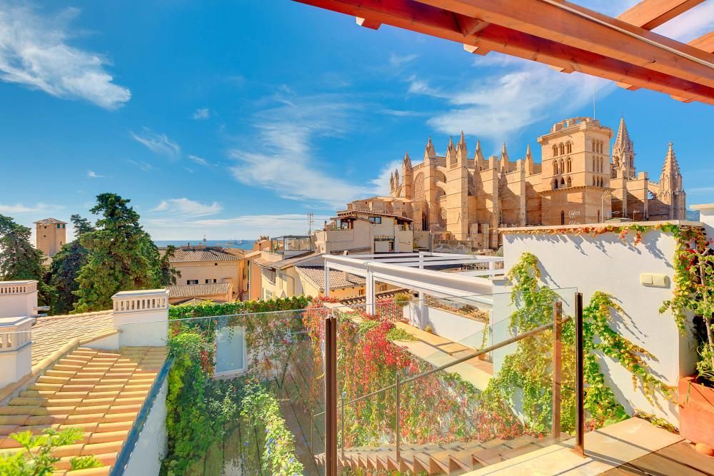 Una lujosa residencia en el centro de Palma por 13,5 millones de euros con vistas al casco antiguo, spa con piscina interior y gimnasio.