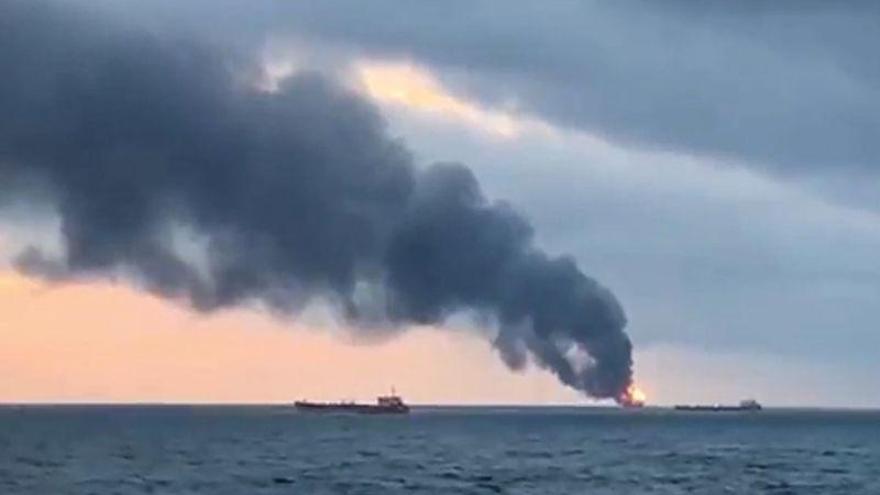 El incendio de dos barcos en el estrecho de Kerch deja al menos 11 muertos