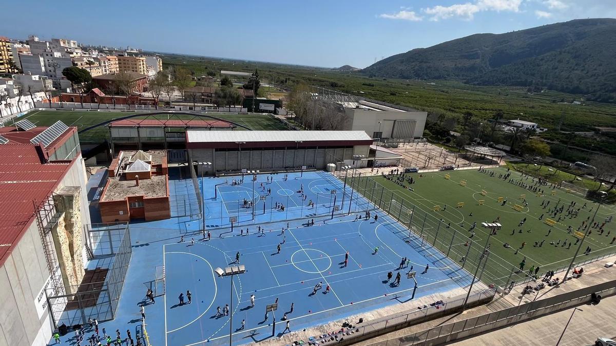 Una imagen aérea de la actividad deportiva en Tavernes de la Valldigna