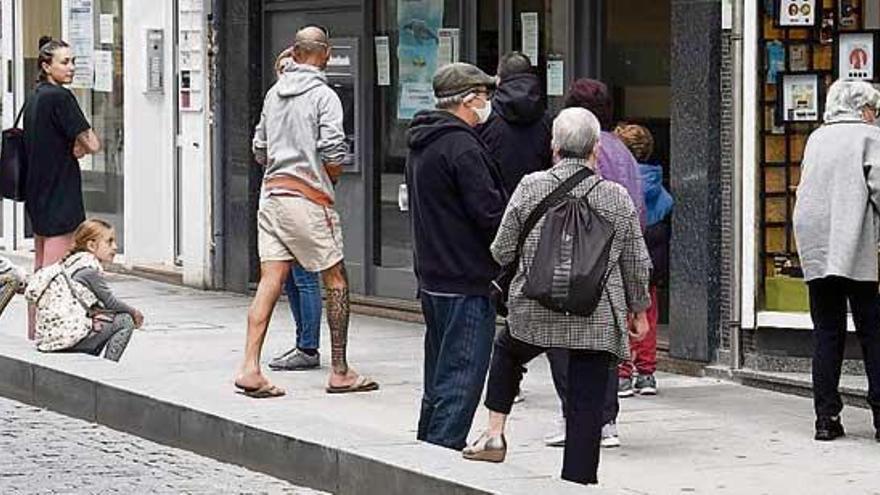 Clientes haciendo cola para entrar en establecimientos de Rúa Nova.