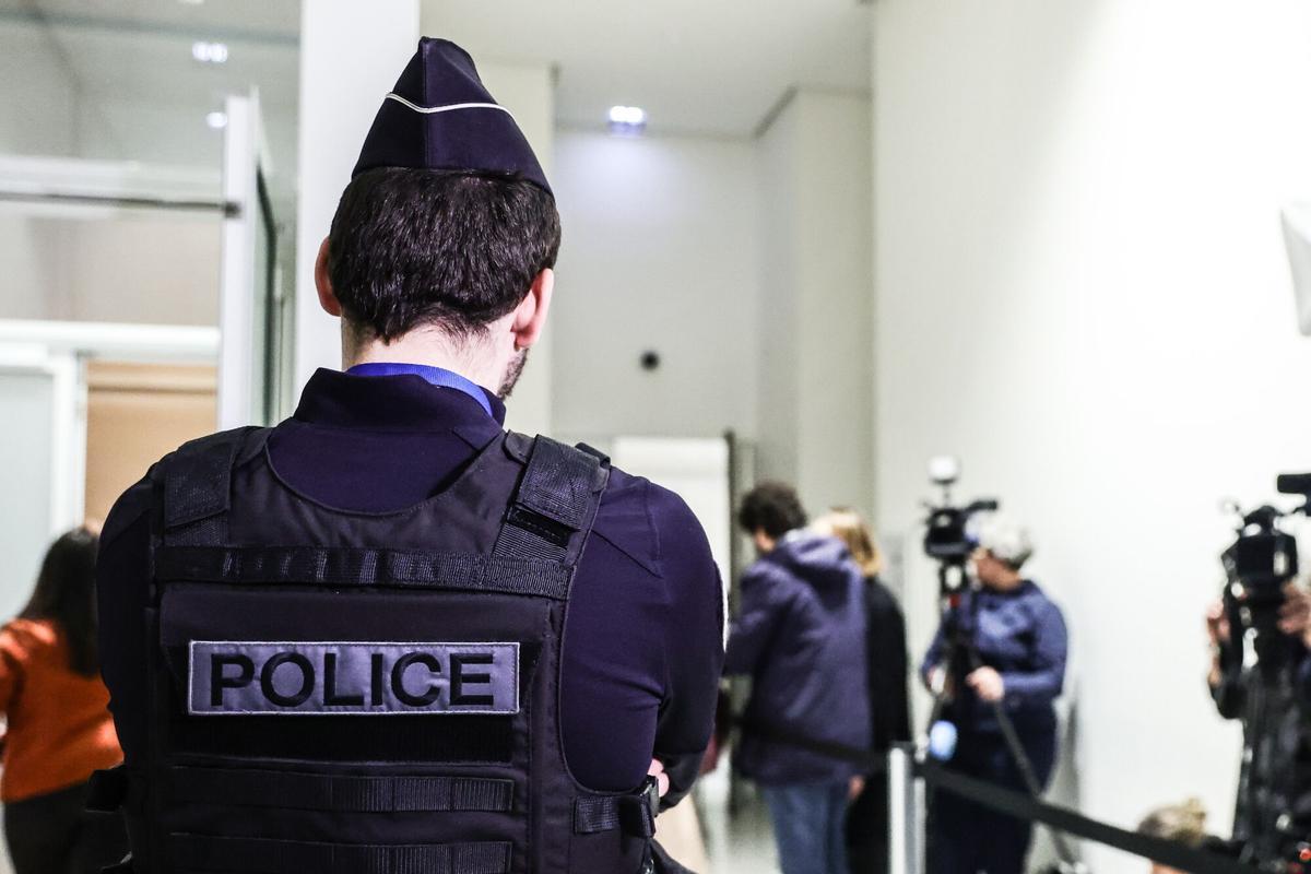 Un agente de policía monta guardia frente a la sala de vistas de París durante la audiencia sobre la suspensión de Shein, el pasado 5 de diciembre.