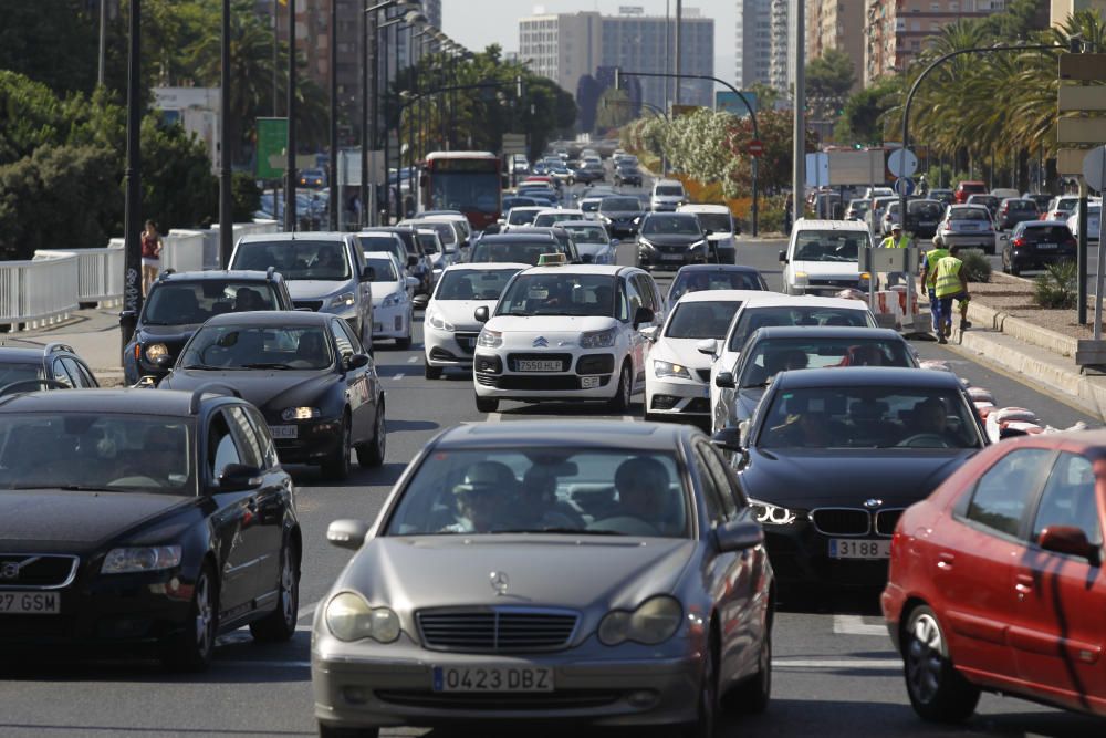 Atasco de tráfico en València por las obras en Blanquerías