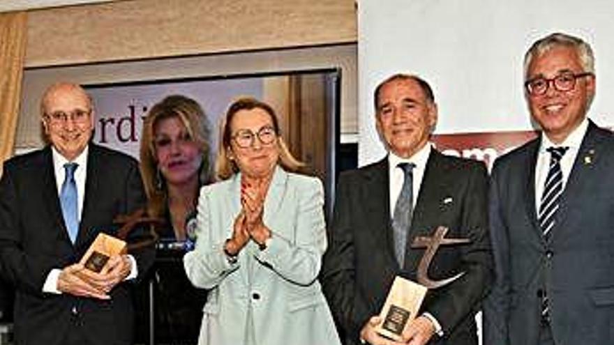 Dos dels premiats, amb els representants de la Fundació.