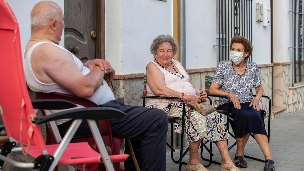 Vecinos charlando al fresco en Algar, Cádiz, en 2021.