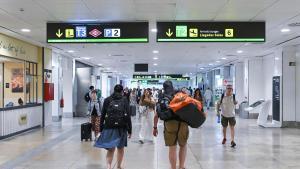 Varias personas en la zona de llegadas de la T2 del aeropuerto de Madrid.