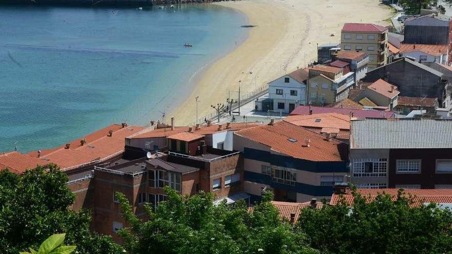 Una vista de la playa de parte del barrio de Banda do Río, en Bueu. // Gonzalo Núñez