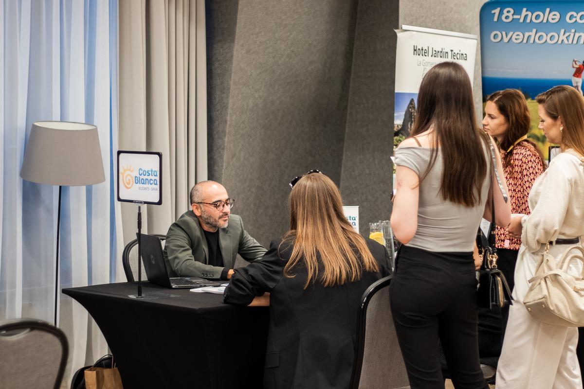 Un técnico del Patronato Costa Blanca en una de las ferias.
