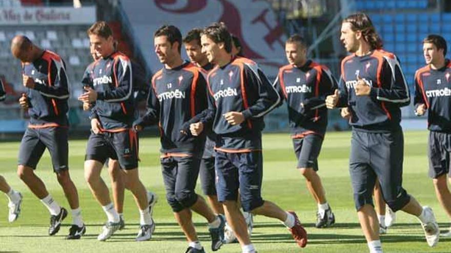 Los jugadores del Celta trotan sobre el césped de Balaídos durante el entrenamiento a puerta cerrada celebrado ayer en el estadio de Balaídos