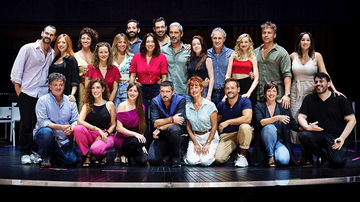 Teatro del Soho. Antonio Banderas, en el centro, con miembros de su compañía en la presentación del musical ‘Company’. | EUROPA PRESS