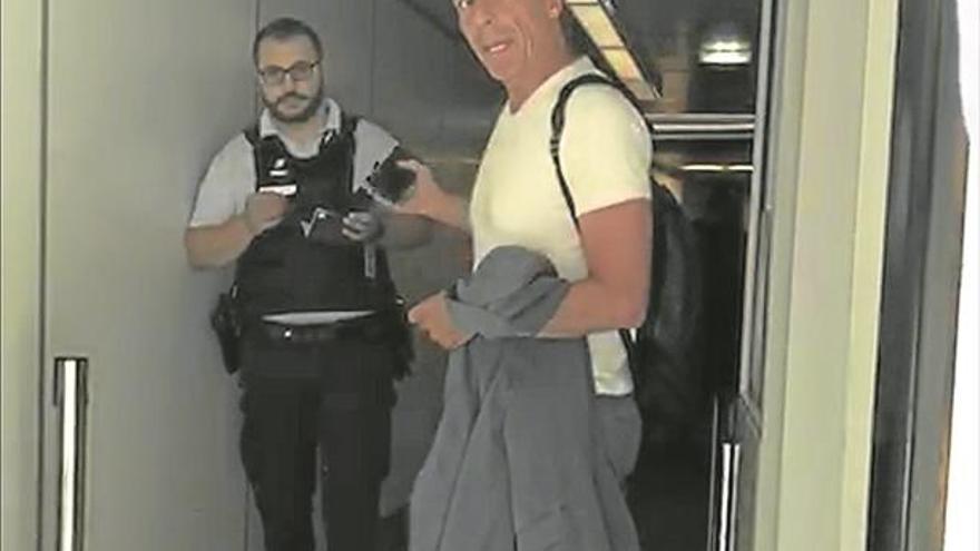 Francia retiene al exministro Varoufakis por encararse con un policía