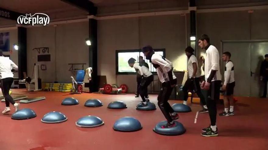 Media hora de entrenamiento del Valencia CF en el gimnasio