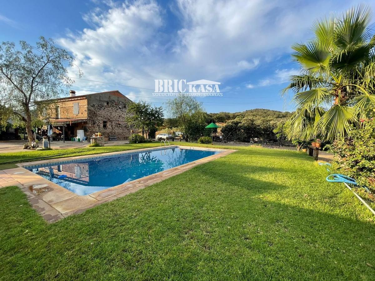 Casa en venta con piscina en Cáceres