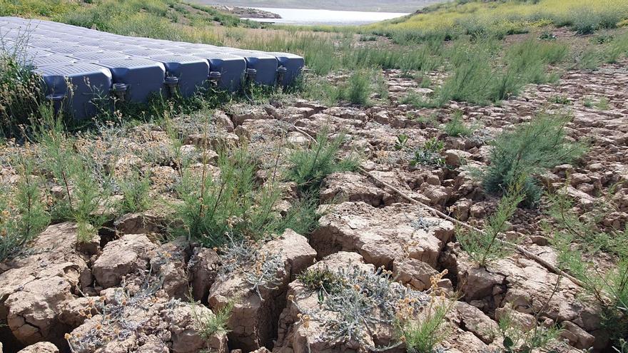 El déficit hídrico que acumula desde hace más de tres años la presa axárquica de la Viñuela arroja la peor cara de la sequía en la provincia. | F. EXTREMERA