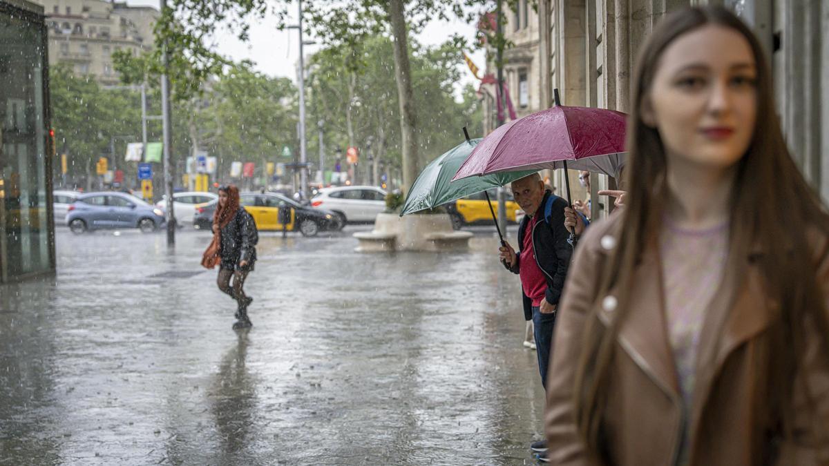 Lluvia en una calle de Barcelona.