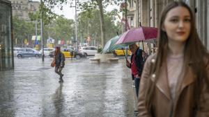 Hacer la previa de Sant Jordi en Paseo de Gracia. Lluvia y pocas paradas listas