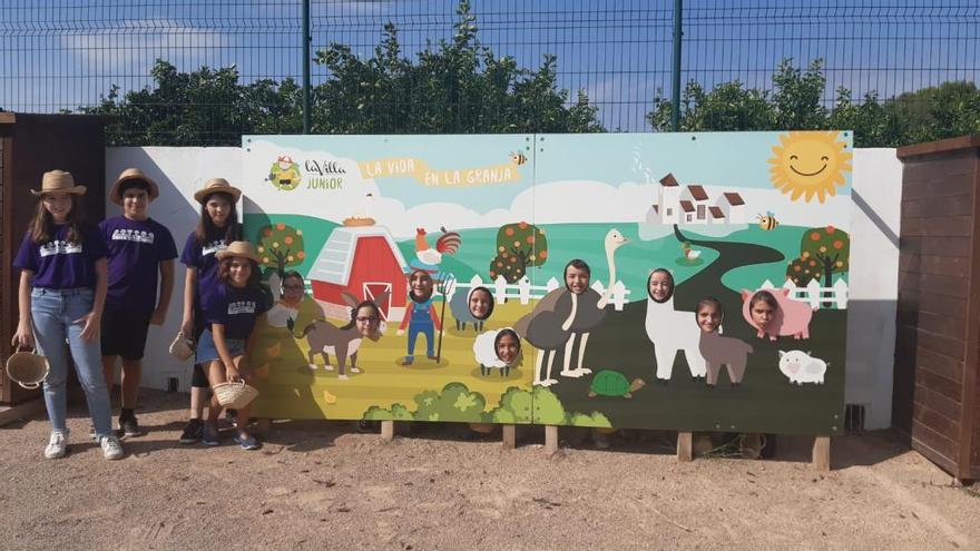 Representantes del Consell en la granja escuela.