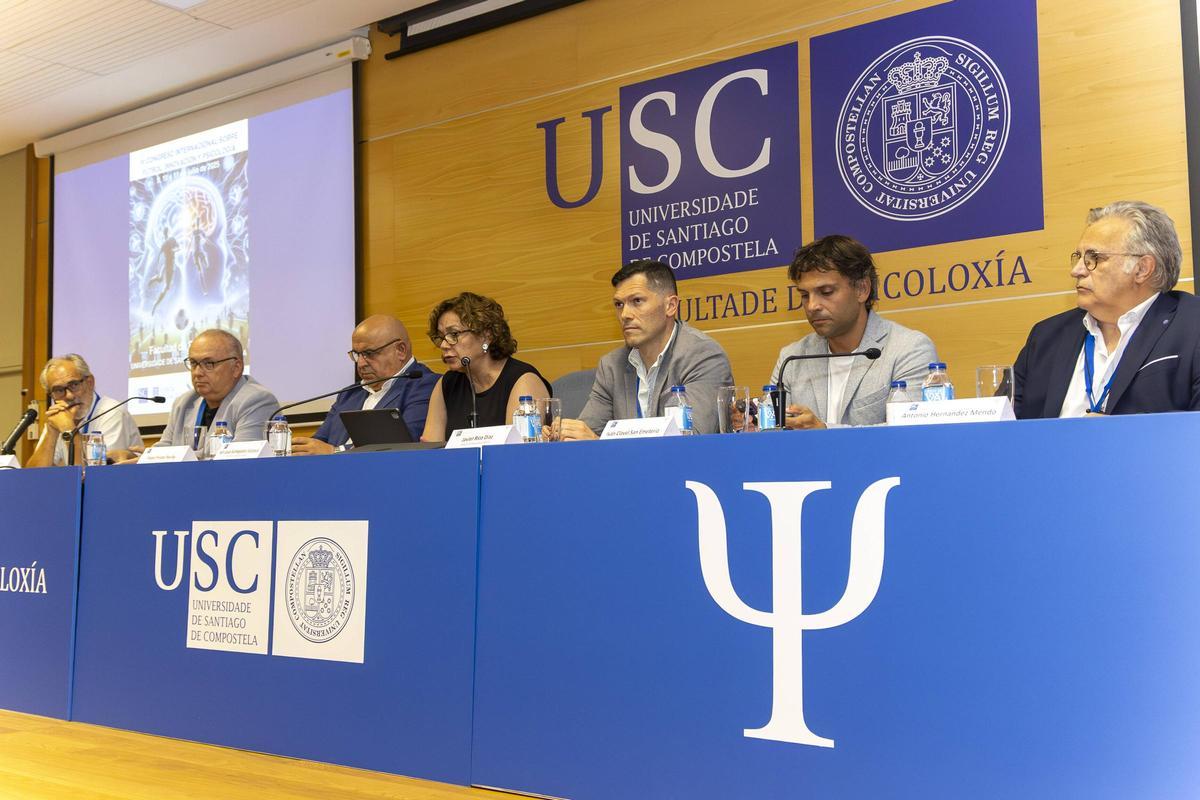 Constantino Arce (izq.) y otros miembros del comité organizador del Congreso Internacional sobre Fútbol y Psicología de la USC.