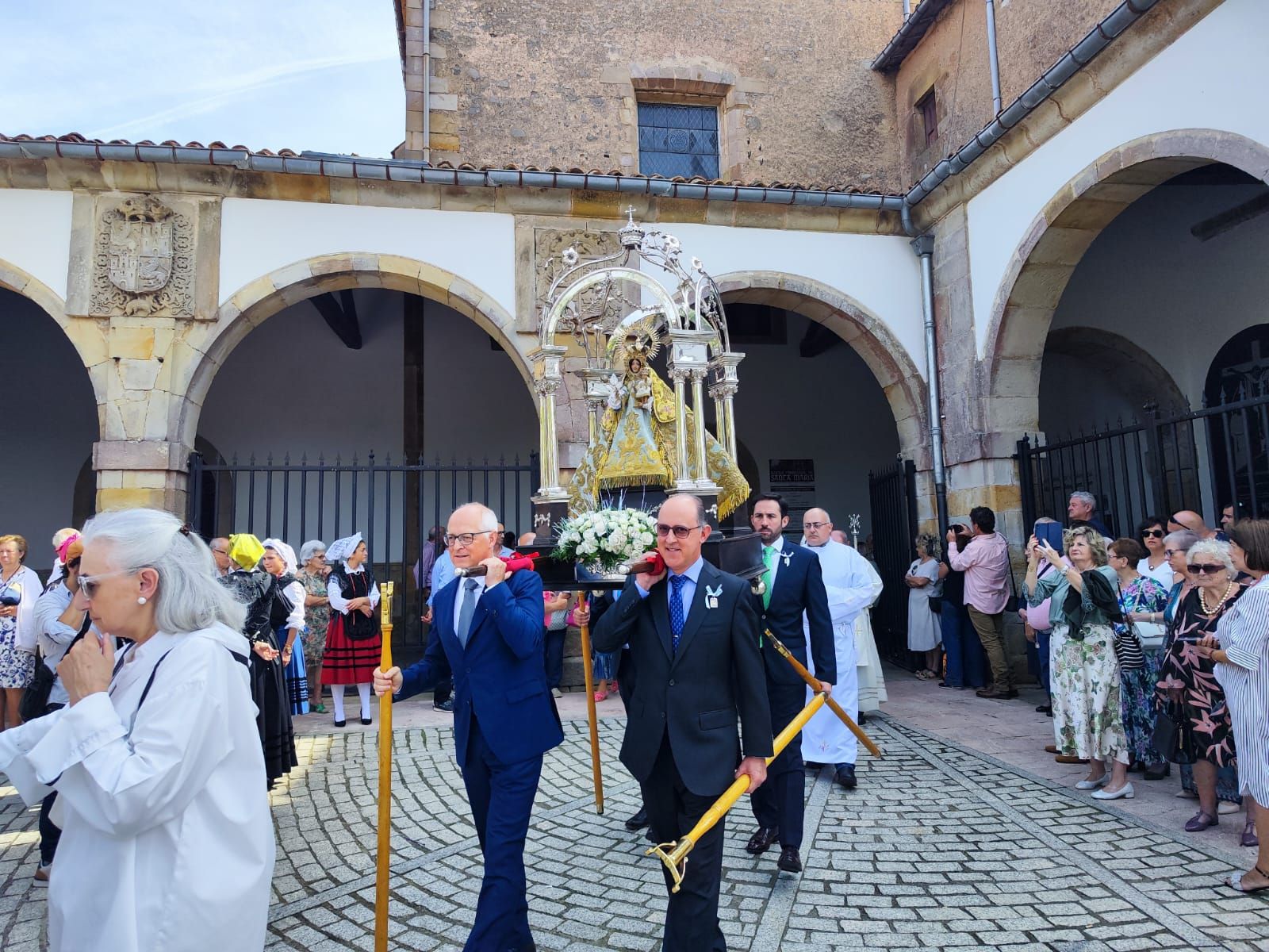 Villaviciosa vibra con la Portalina y la danza del Portal